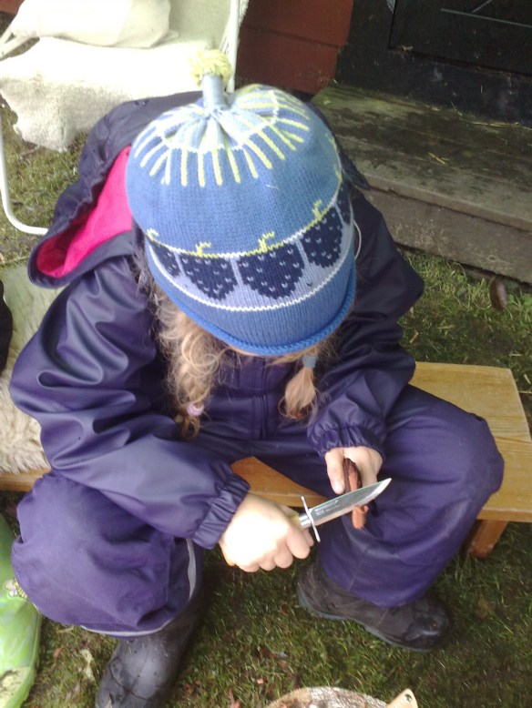 Täljer ett hjärta av bark